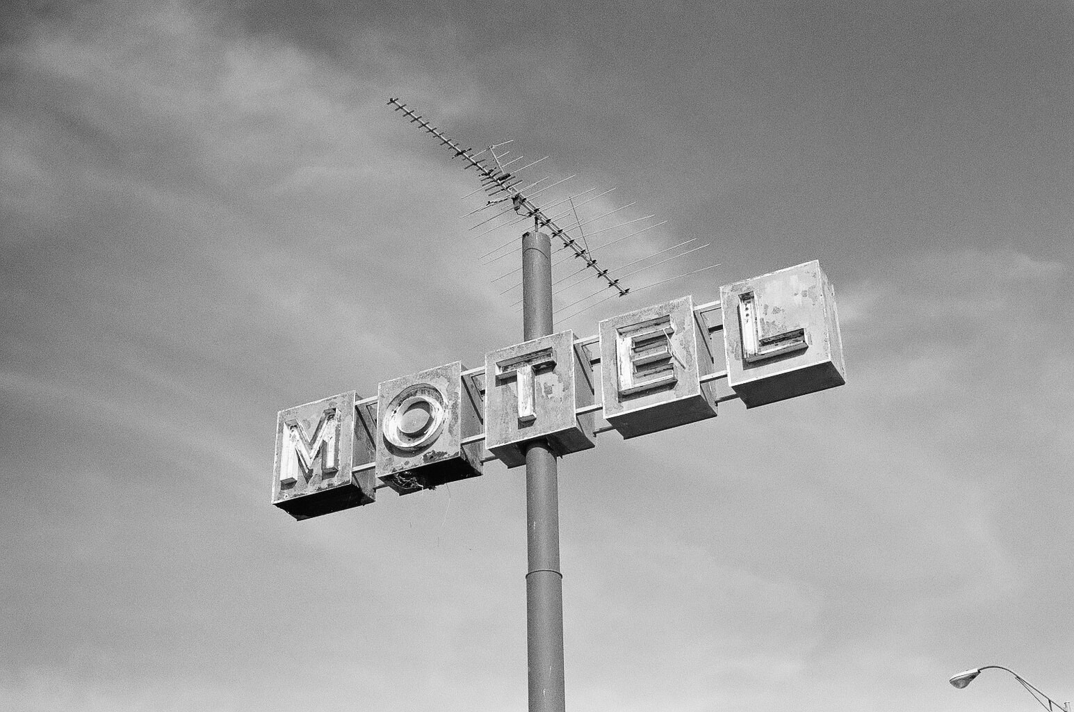 hotel-sign-motel